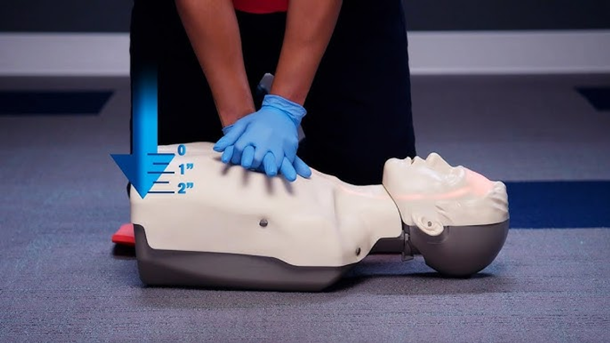 IGIMS में बिहार के PHC डॉक्टरों को CPR और बेसिक लाइफ सपोर्ट की ट्रेनिंग देते प्रशिक्षक