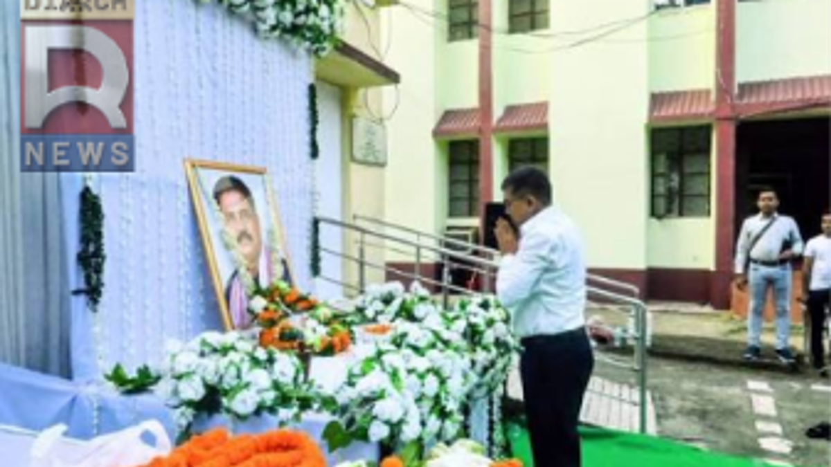देवघर समाहरणालय में दिवंगत मंत्री सुदिव्य कुमार सोनू को श्रद्धांजलि देते जिला प्रशासन के अधिकारी।