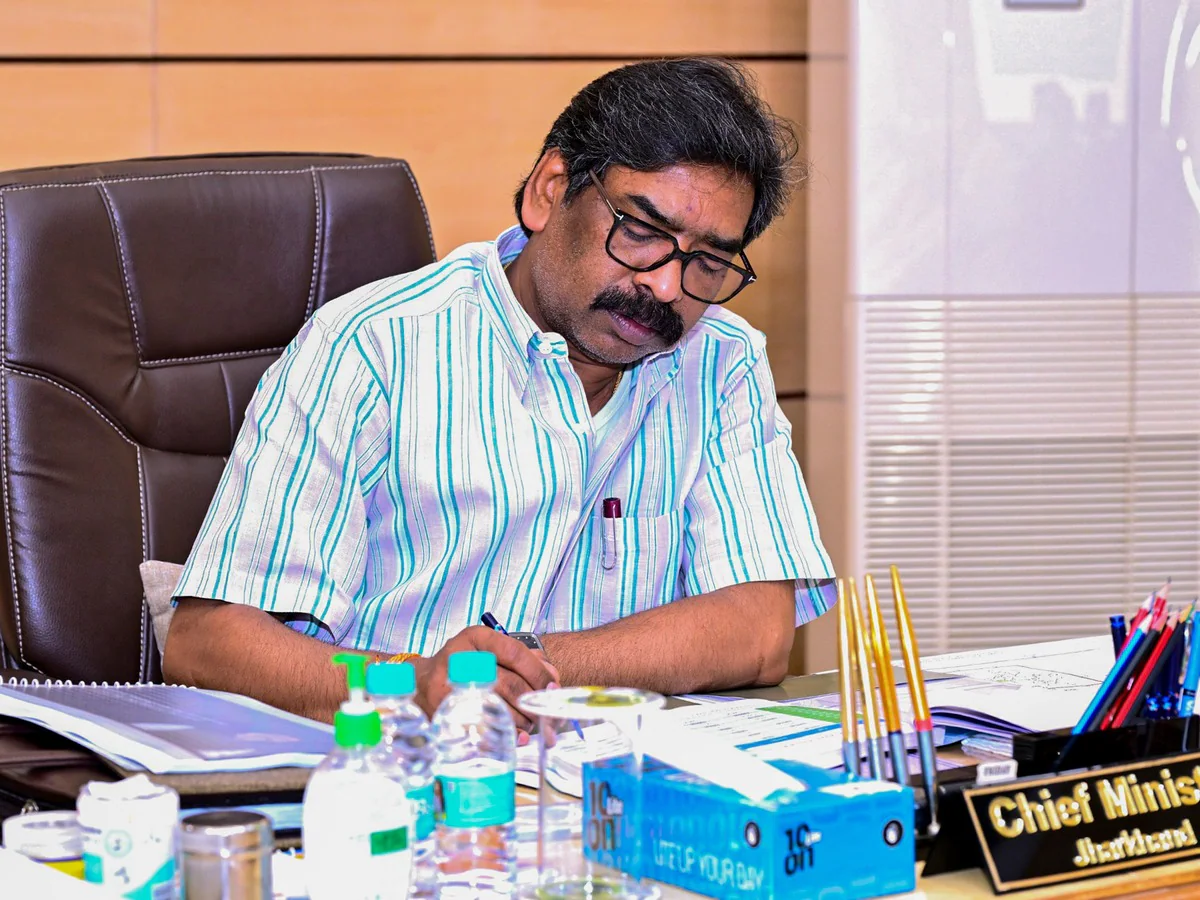 नई दिल्ली में आयोजित निवेश कार्यक्रम के दौरान झारखंड सरकार और प्रमुख कंपनियों के बीच एमओयू हस्ताक्षर की तैयारी।