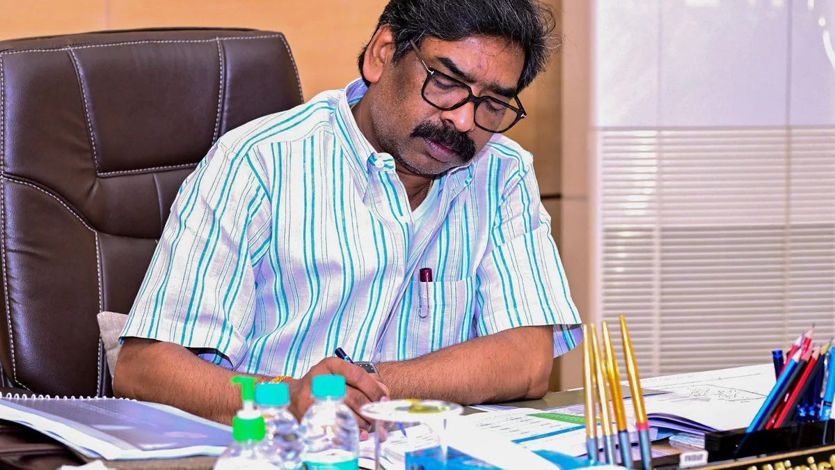 नई दिल्ली में आयोजित निवेश कार्यक्रम के दौरान झारखंड सरकार और प्रमुख कंपनियों के बीच एमओयू हस्ताक्षर की तैयारी।