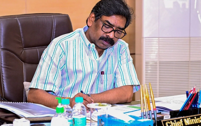 नई दिल्ली में आयोजित निवेश कार्यक्रम के दौरान झारखंड सरकार और प्रमुख कंपनियों के बीच एमओयू हस्ताक्षर की तैयारी।