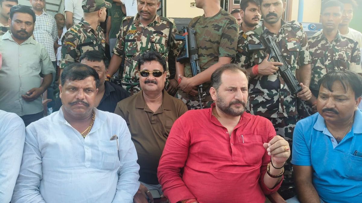रोशन आनंद के परिजनों से मिले नीरज सिंह बबलू, बोले- दोषियों को किसी कीमत पर नहीं बख्शा जाएगा