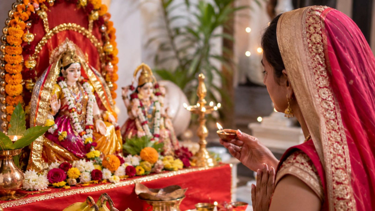 11 अगस्त 2026 को मंगला गौरी व्रत के अवसर पर मां गौरी की पूजा और 16 श्रृंगार सामग्री से सजा पूजा स्थल।