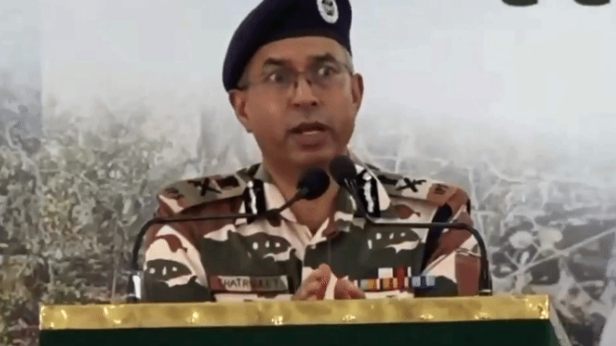 ITBP महानिदेशक शत्रुजीत कपूर अलवर में हिमवीर सम्मान समारोह के दौरान।