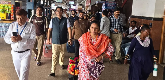 नेपाल से रेस्क्यू किए गए महाराष्ट्र के 100 तीर्थयात्री आधी रात पटना पहुंचे, दो अतिरिक्त बोगियों से महाराष्ट्र रवाना हुए।