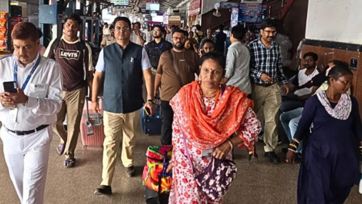 नेपाल से रेस्क्यू किए गए महाराष्ट्र के 100 तीर्थयात्री आधी रात पटना पहुंचे, दो अतिरिक्त बोगियों से महाराष्ट्र रवाना हुए।