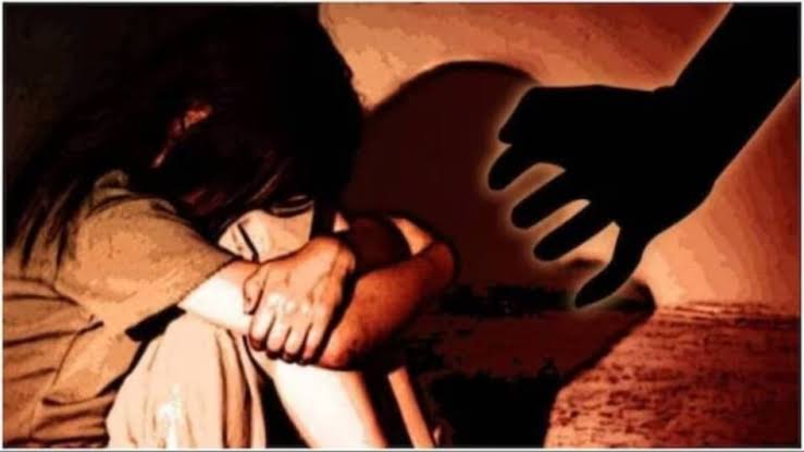 गया के सरकारी स्कूल में छात्रा से छेड़छाड़ के आरोप में गिरफ्तार शिक्षक के मामले की जांच करती पुलिस का सांकेतिक चित्र।