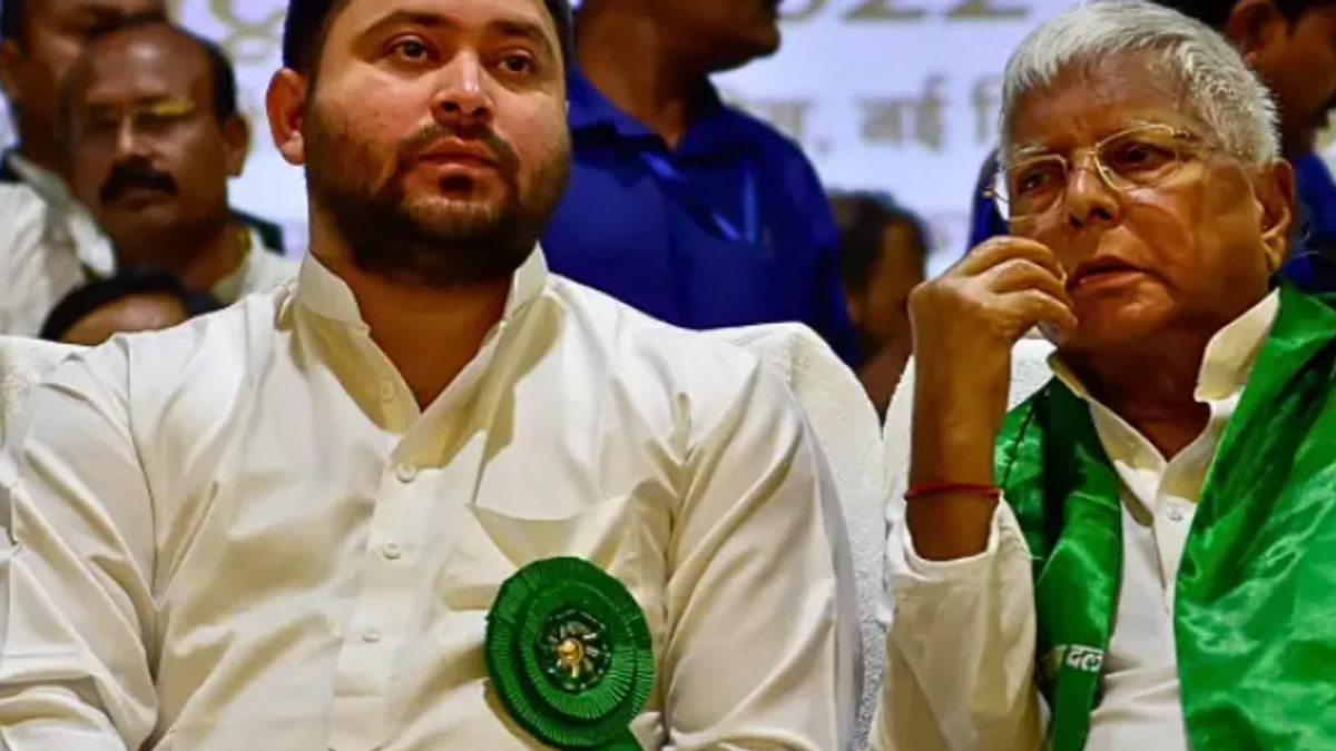दिल्ली की राऊज एवेन्यू कोर्ट में आईआरसीटीसी मनी लॉन्ड्रिंग मामले की सुनवाई से जुड़ा सांकेतिक दृश्य।
