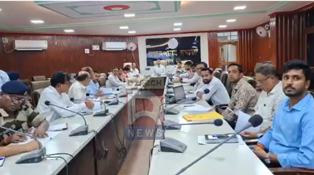 जामताड़ा में अवैध खनन पर बैठक करते उपायुक्त आलोक कुमार और संबंधित अधिकारी