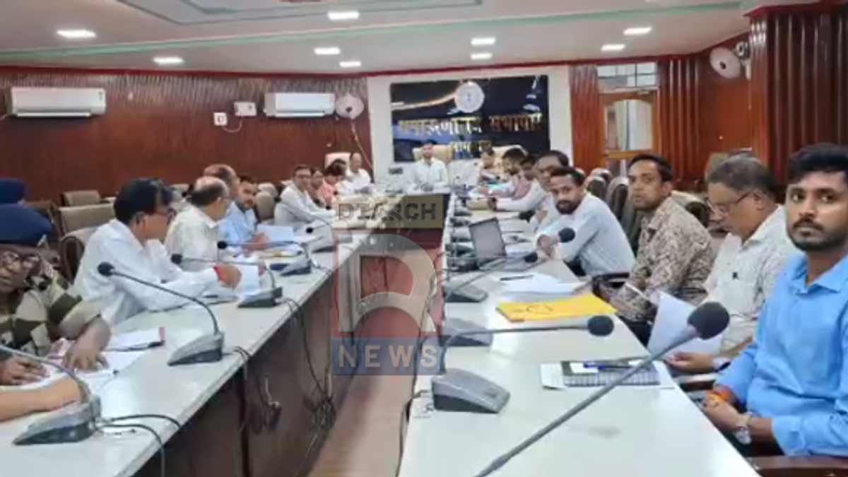 जामताड़ा में अवैध खनन पर बैठक करते उपायुक्त आलोक कुमार और संबंधित अधिकारी