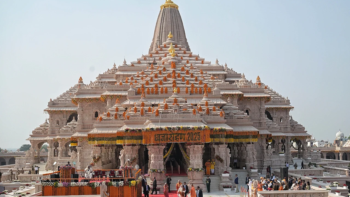 मंदिर परिसर में श्रद्धालुओं की भीड़ और दानपात्र का सांकेतिक दृश्य।