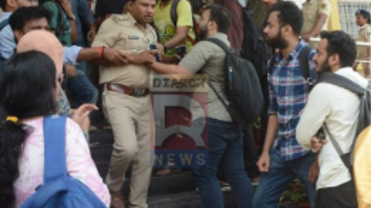 पटना में आउट ऑफ सिलेबस सवालों के विरोध में प्रदर्शन करते MBBS छात्र