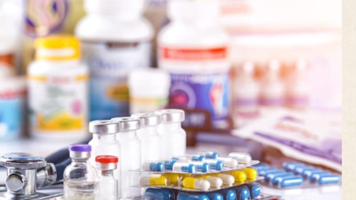 बेंगलुरु के बिदादी में FDA की कार्रवाई के दौरान जब्त नकली दवाएं और पैकेजिंग सामग्री