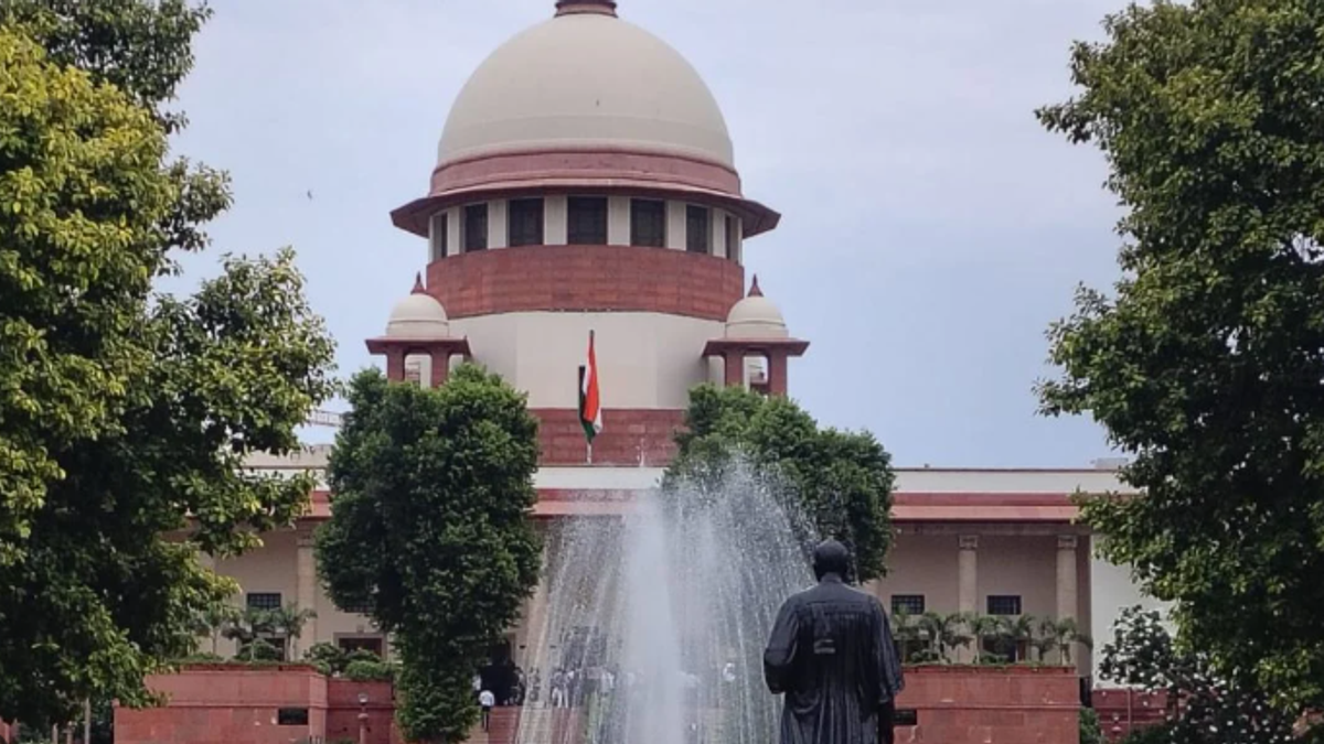 सुप्रीम कोर्ट में वंदे मातरम से जुड़े मामले की सुनवाई के दौरान याचिकाकर्ता टीएम कृष्णा की याचिका पर सुनवाई करते न्यायाधीश.