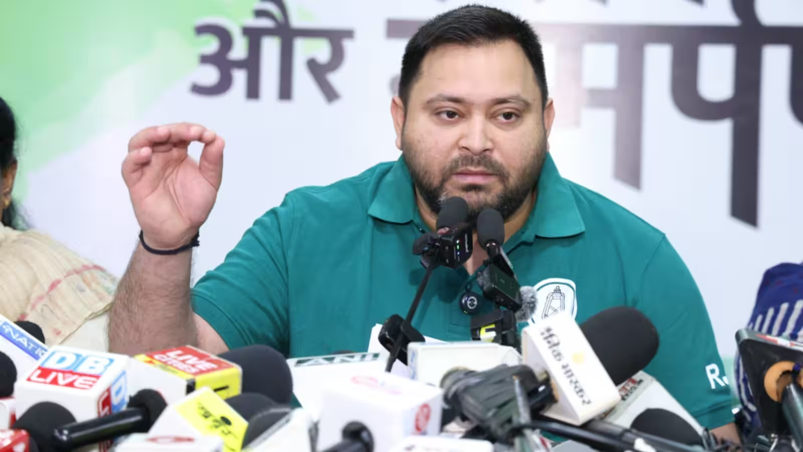 छात्र आंदोलनकारियों के लिए नौकरी और पेंशन का वादा करते नेता प्रतिपक्ष तेजस्वी यादव।