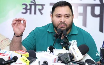 छात्र आंदोलनकारियों के लिए नौकरी और पेंशन का वादा करते नेता प्रतिपक्ष तेजस्वी यादव।
