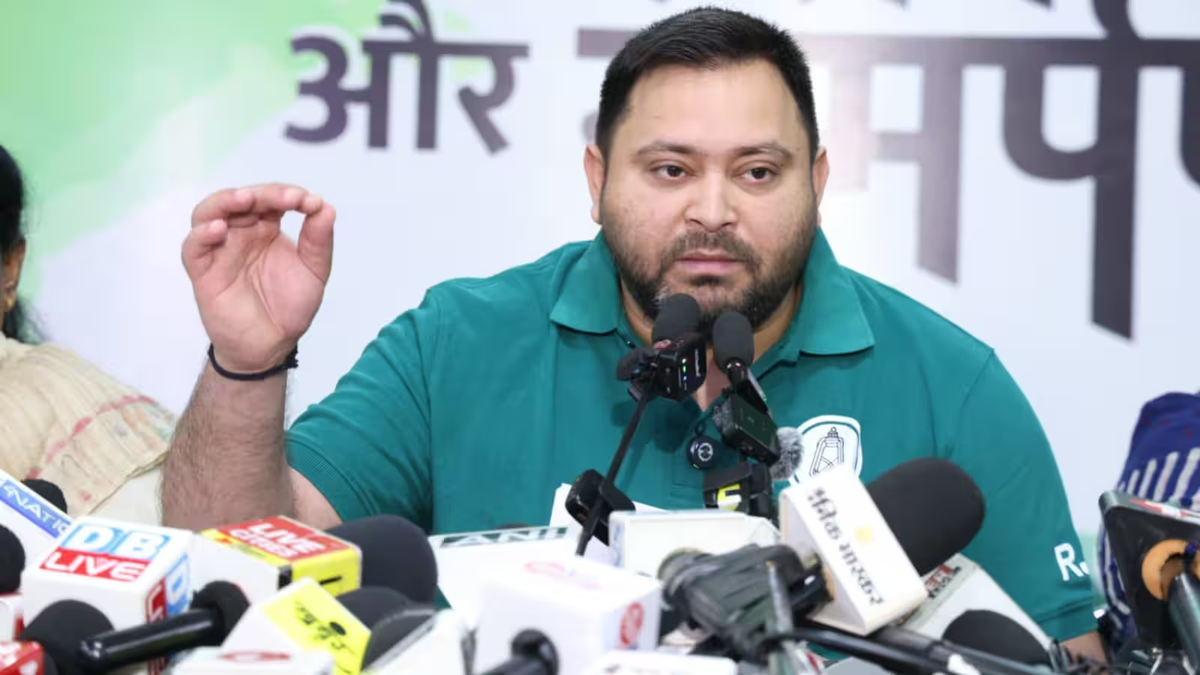 छात्र आंदोलनकारियों के लिए नौकरी और पेंशन का वादा करते नेता प्रतिपक्ष तेजस्वी यादव।