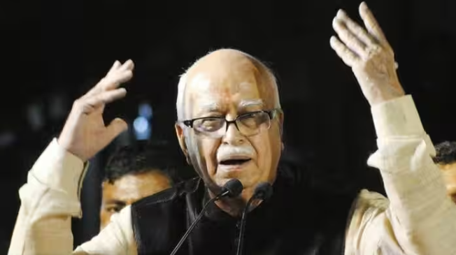 लालकृष्ण आडवाणी की सेहत का हाल जानने अपोलो अस्पताल पहुंचे जेपी नड्डा