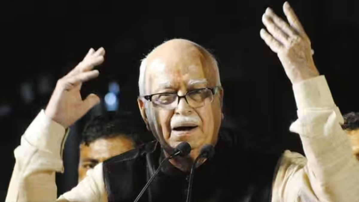 लालकृष्ण आडवाणी की सेहत का हाल जानने अपोलो अस्पताल पहुंचे जेपी नड्डा