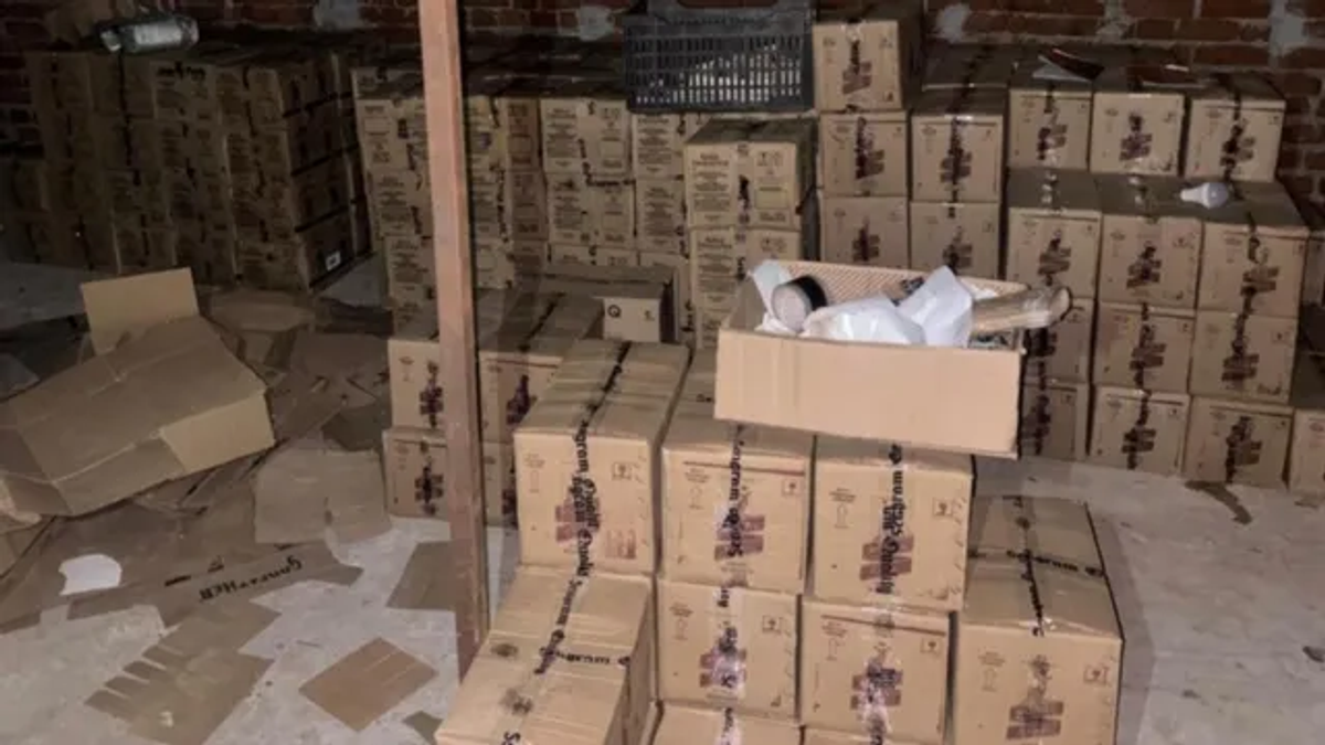 गिरिडीह में उत्पाद विभाग और पुलिस द्वारा पकड़ी गई नकली विदेशी शराब फैक्ट्री से बरामद शराब और सामग्री।