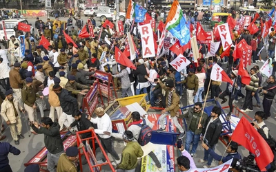 बिहार बंद के दौरान छात्रों के प्रदर्शन, पुलिस बल की तैनाती और सड़क पर विरोध प्रदर्शन का सांकेतिक दृश्य।