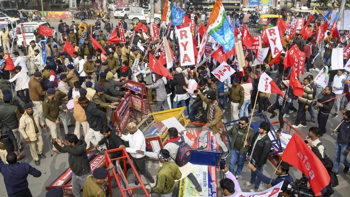 बिहार बंद के दौरान छात्रों के प्रदर्शन, पुलिस बल की तैनाती और सड़क पर विरोध प्रदर्शन का सांकेतिक दृश्य।