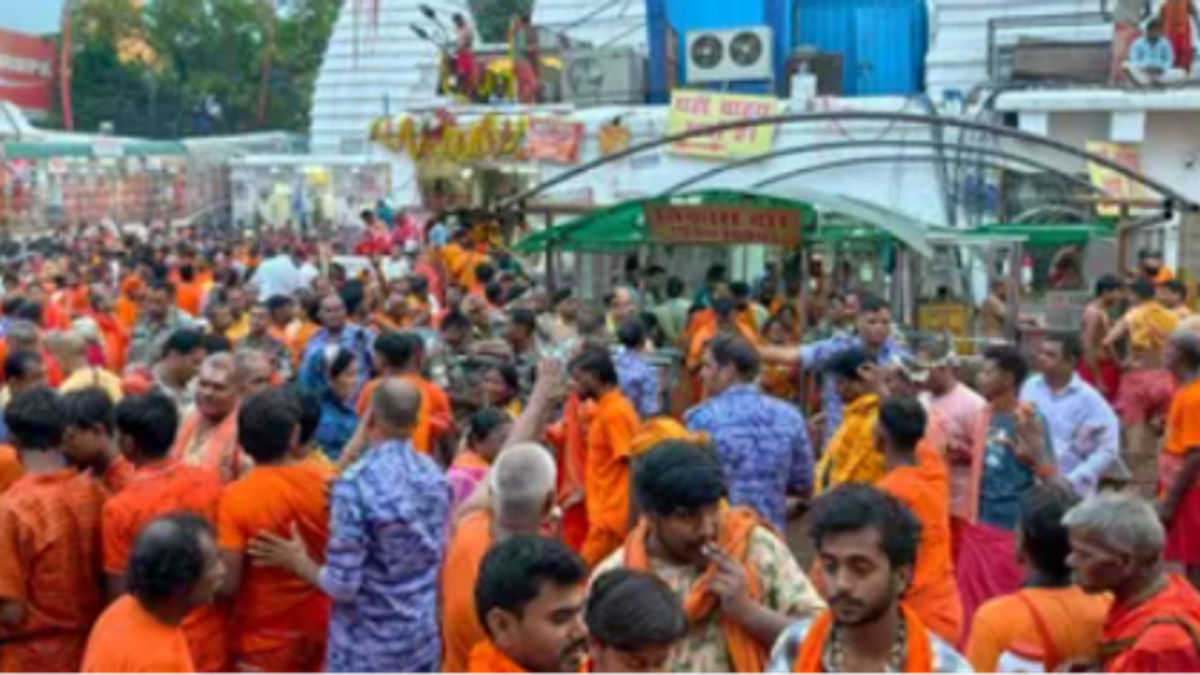 सावन 2026 के पहले दिन देवघर स्थित बाबा बैद्यनाथधाम में जलाभिषेक के लिए लगी श्रद्धालुओं की लंबी कतार और अर्घा सिस्टम से पूजा करते शिवभक्त।
