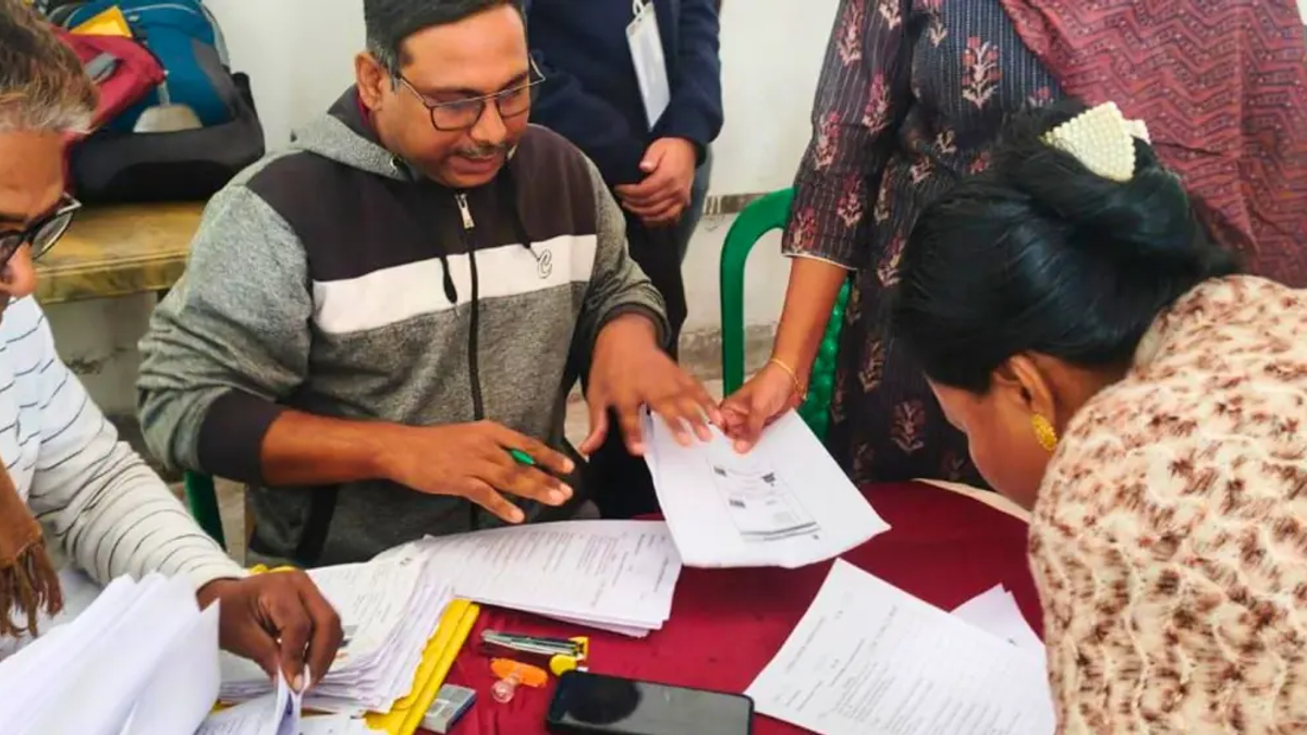 झारखंड SIR अभियान के तहत इन्यूमरेशन फॉर्म जमा करते मतदाता की सांकेतिक तस्वीर