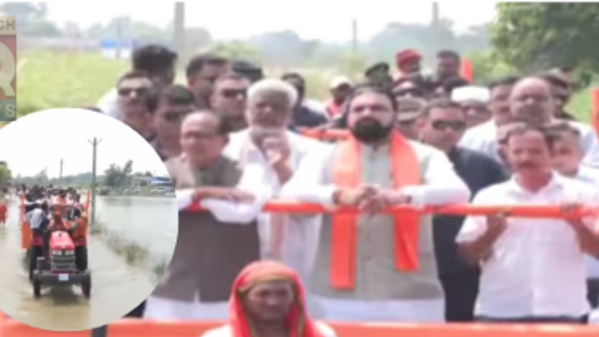 हाजीपुर में ट्रैक्टर से बाढ़ प्रभावित इलाकों का जायजा लेते मुख्यमंत्री सम्राट चौधरी और केंद्रीय मंत्री शिवराज सिंह चौहान।