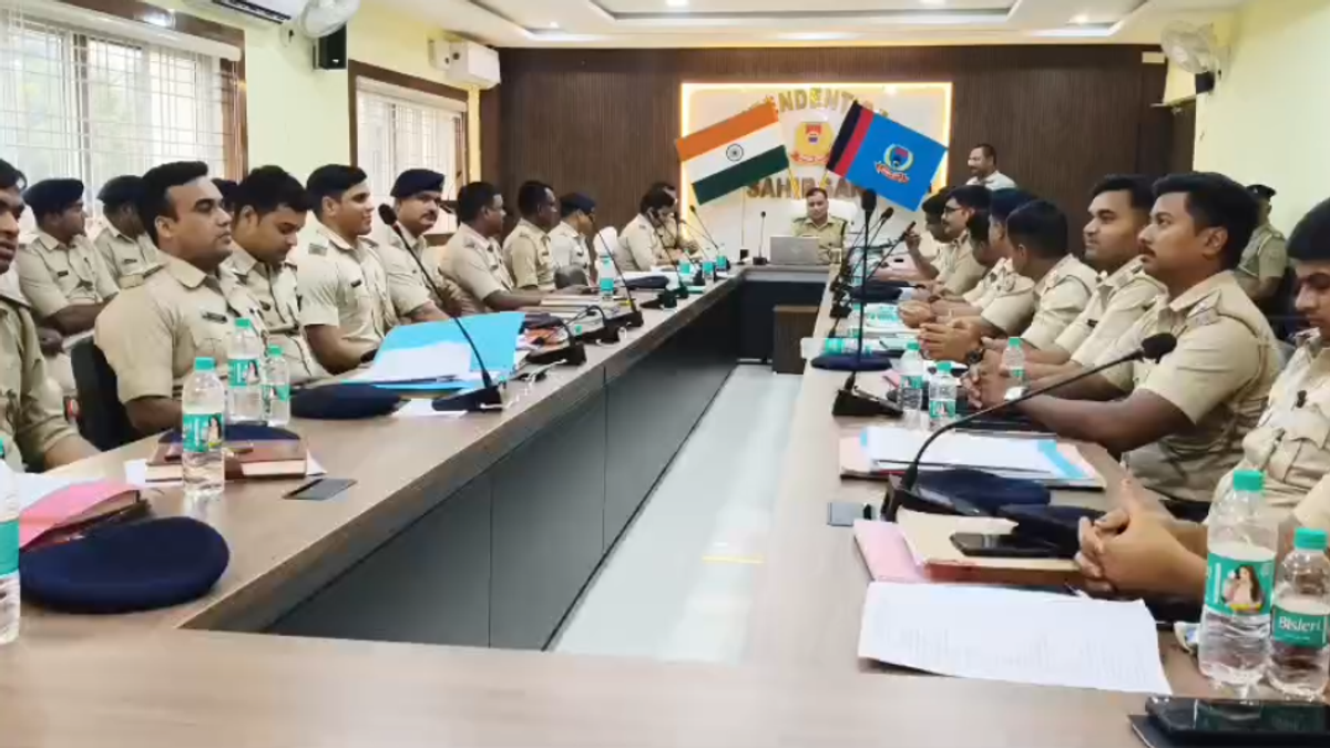 श्रावणी मेला 2026 की सुरक्षा तैयारियों को लेकर साहिबगंज में आयोजित क्राइम मीटिंग में अधिकारियों को निर्देश देते एसपी अमित कुमार सिंह।