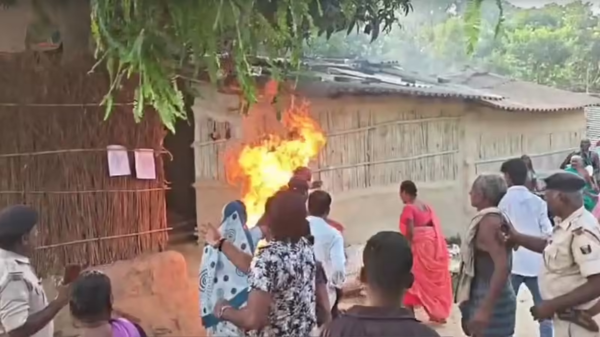 मधुबनी के अधवारी गांव में जमीन विवाद के दौरान आत्मदाह का प्रयास करने के बाद मौके पर जुटी भीड़ और पुलिस बल।