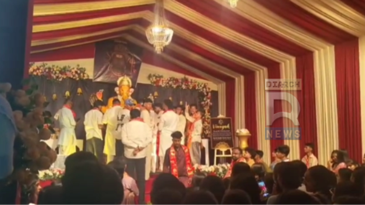 हजारीबाग के कृष्णापुरी में भव्य पंडाल और विद्युत सजावट के बीच सार्वजनिक गणेश पूजा का दृश्य।