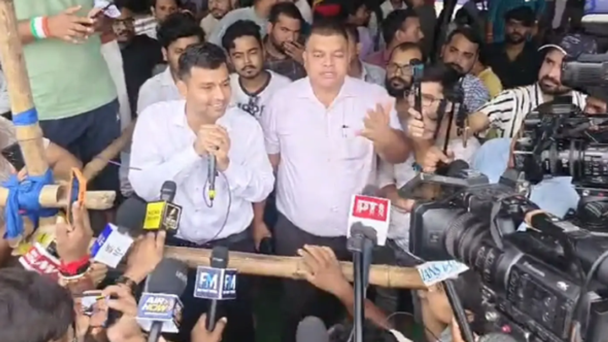 रांची में JPSC-JSSC आंदोलन कर रहे छात्रों से बातचीत करते एसडीओ कुमार रजत।