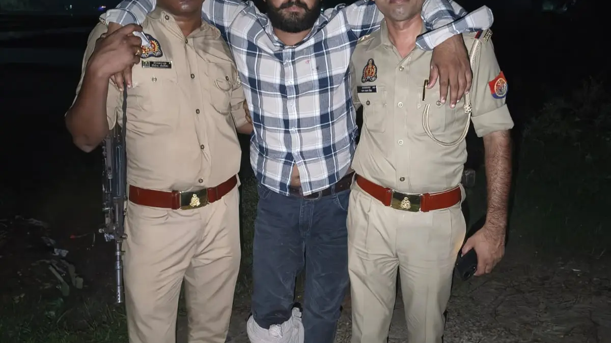 उत्तर प्रदेश पुलिस मुठभेड़ के बाद घटनास्थल पर जांच करती पुलिस टीम और घायल आरोपी का सांकेतिक दृश्य।