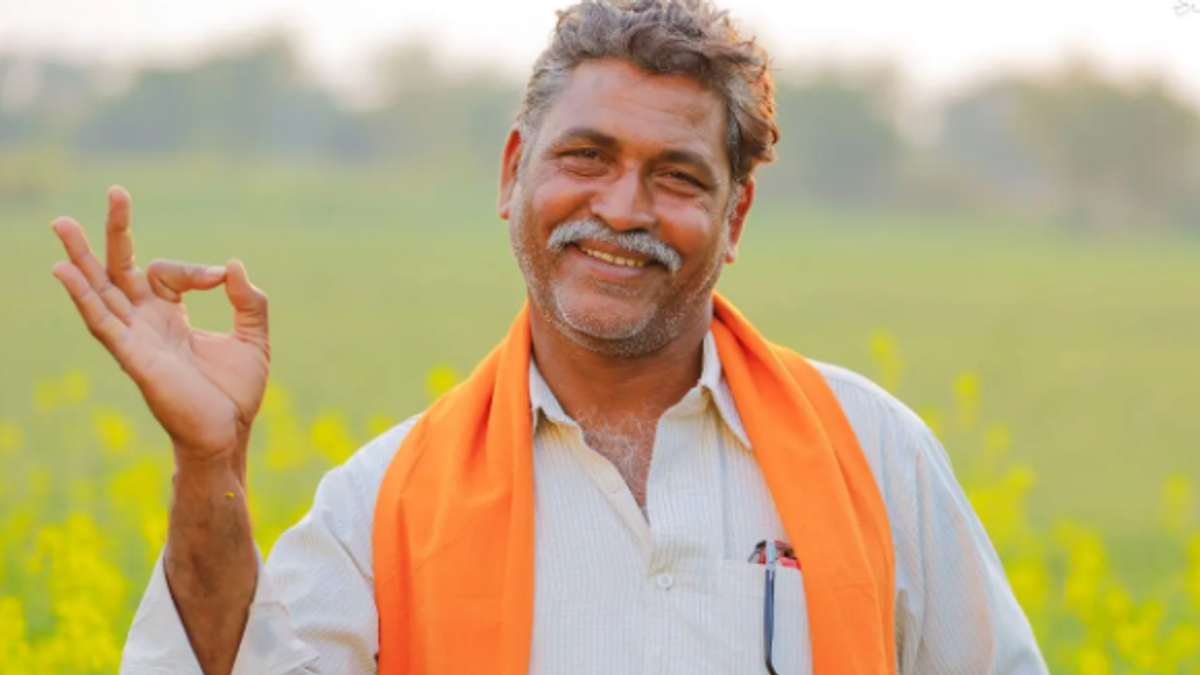 दिल्ली के लोधी कॉलोनी स्थित बीके दत्त कॉलोनी में आग लगने के बाद राहत और बचाव कार्य में जुटी दमकल और पुलिस टीम।