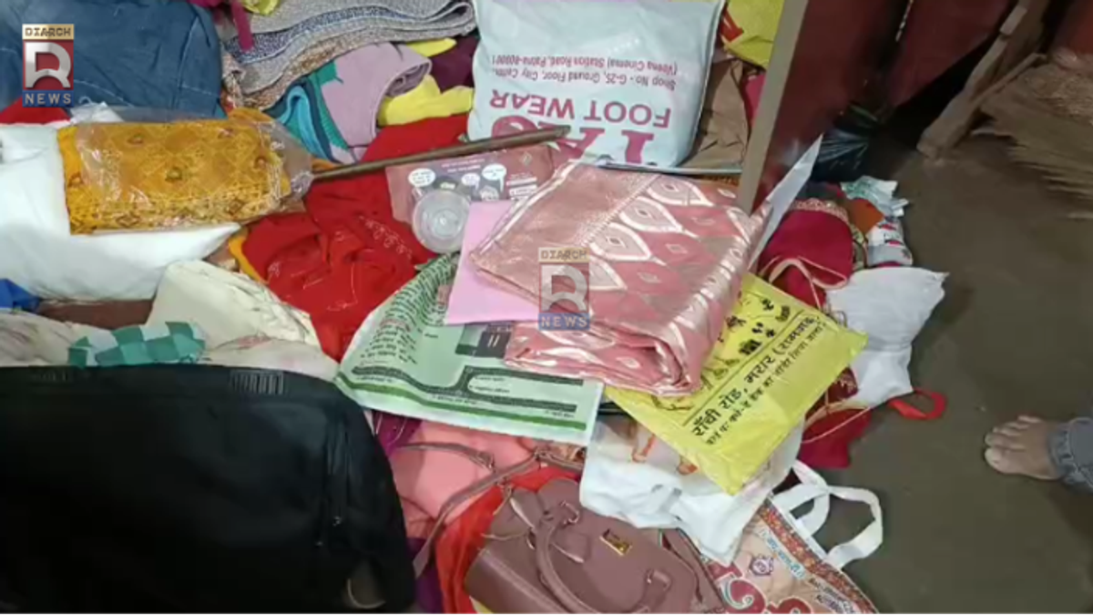 Giridih Theft: छोटकी सरिया में 7 लाख की चोरी, कमरे को बाहर से बंद कर जेवरात-नकदी ले गए चोर
