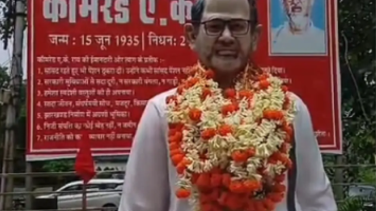 धनबाद में जननायक ए.के. राय की सातवीं पुण्यतिथि पर उनकी प्रतिमा पर श्रद्धांजलि अर्पित करते नेता और समर्थक।