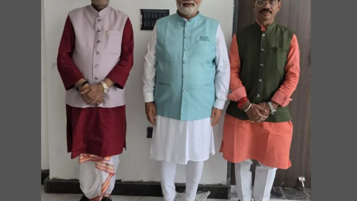 मोतिहारी के दीनदयाल भवन में PM Modi की सिलिकॉन प्रतिमा के साथ सेल्फी ले रहे लोग