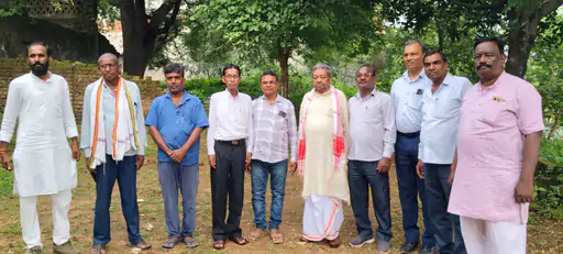 गोला में पत्रकारों से बातचीत करते पूर्व सांसद भुवनेश्वर प्रसाद मेहता, झारखंड में विस्थापन और पुनर्वास के मुद्दे पर अपनी बात रखते हुए