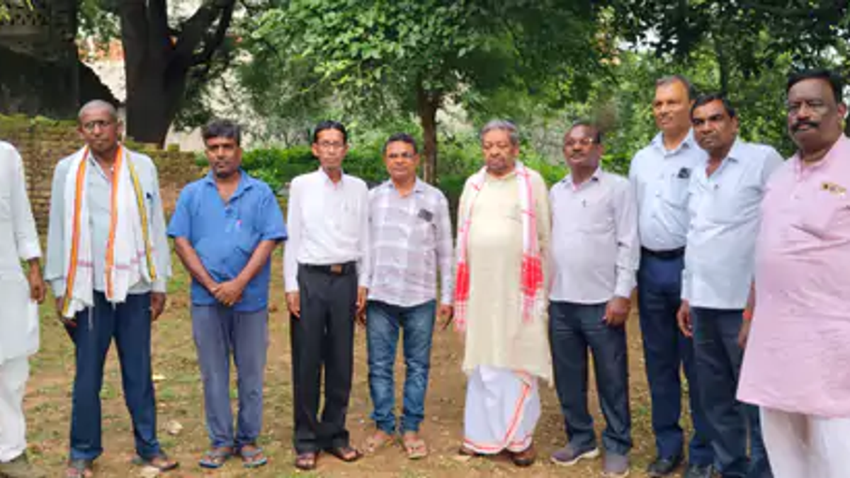 गोला में पत्रकारों से बातचीत करते पूर्व सांसद भुवनेश्वर प्रसाद मेहता, झारखंड में विस्थापन और पुनर्वास के मुद्दे पर अपनी बात रखते हुए