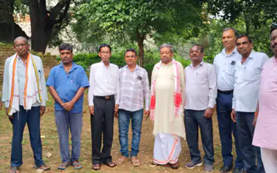 गोला में पत्रकारों से बातचीत करते पूर्व सांसद भुवनेश्वर प्रसाद मेहता, झारखंड में विस्थापन और पुनर्वास के मुद्दे पर अपनी बात रखते हुए