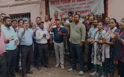 जमशेदपुर के बिष्टुपुर में 5 दिवसीय बैंकिंग की मांग को लेकर बैंक कर्मचारियों का प्रदर्शन