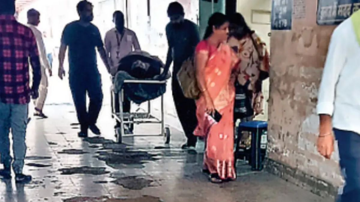 रांची के रिम्स अस्पताल में इलाज के लिए आने वाले मरीजों को टूटे फर्श, खराब रास्तों और जर्जर पेइंग वार्ड की वजह से भारी परेशानी झेलनी पड़ रही है। तीन साल बाद भी हालात में बड़ा सुधार नहीं हुआ है।
