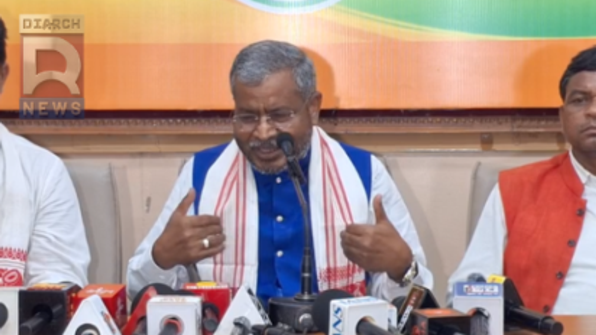 रांची में आदिवासी आबादी और घुसपैठ के मुद्दे पर प्रेस वार्ता करते बाबूलाल मरांडी।
