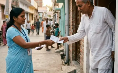 बांकीपुर विधानसभा उपचुनाव को लेकर मतदाता पर्ची वितरित करते BLO और मतदान की तैयारी करते चुनाव अधिकारी।