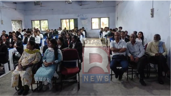 धनबाद लॉ कॉलेज में साइबर क्राइम जागरूकता कार्यशाला में विद्यार्थियों को जानकारी देते सिटी एसपी