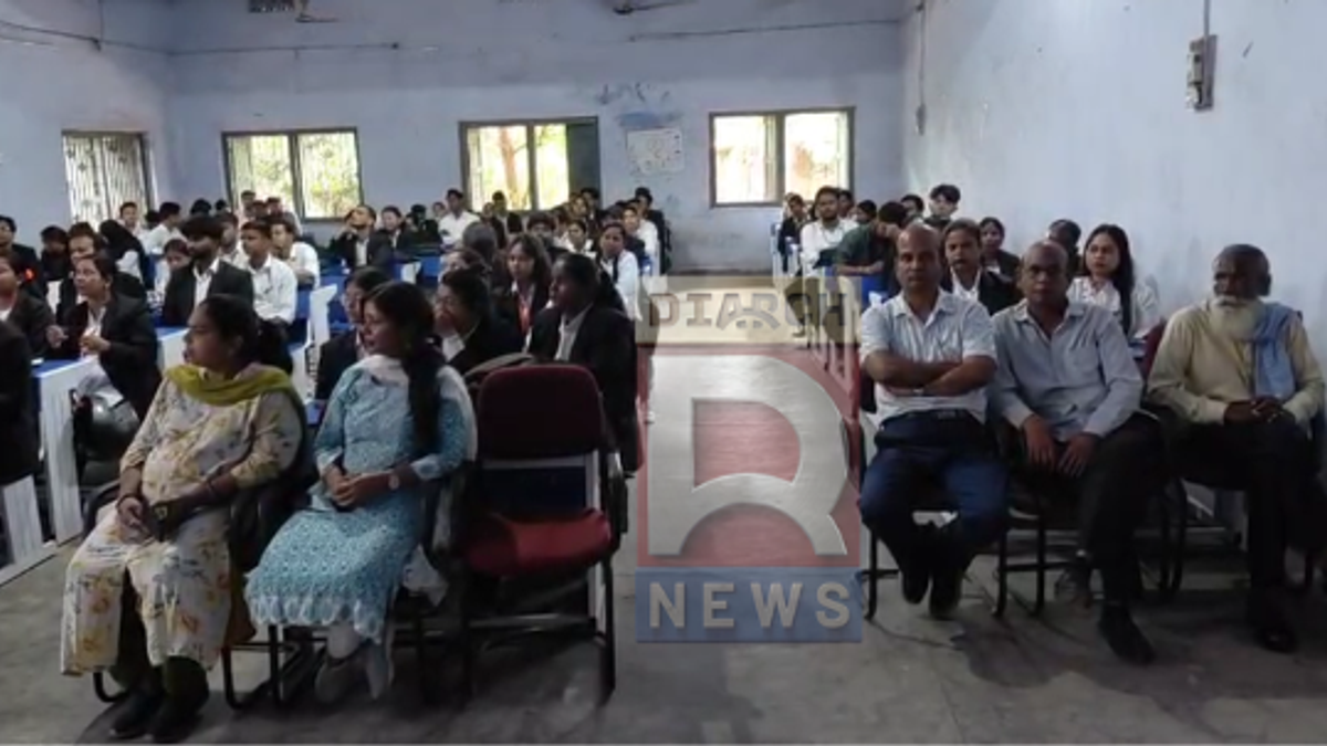 धनबाद लॉ कॉलेज में साइबर क्राइम जागरूकता कार्यशाला में विद्यार्थियों को जानकारी देते सिटी एसपी