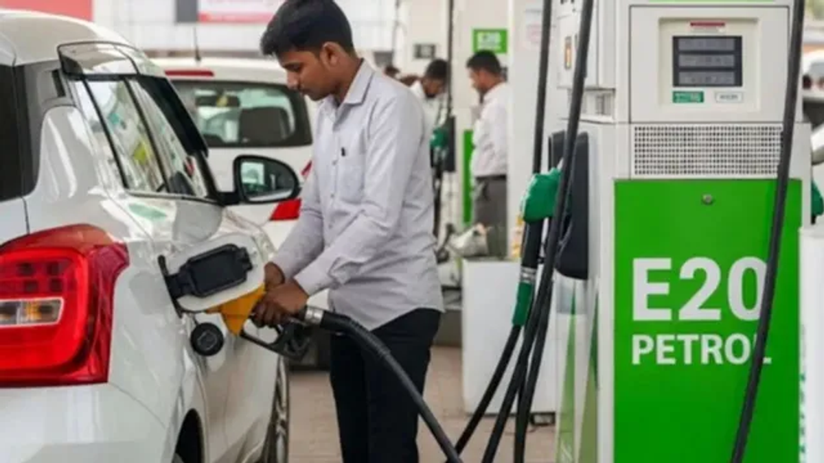 E20 पेट्रोल भरवाती कार का प्रतीकात्मक दृश्य, जिसमें एथेनॉल मिश्रित ईंधन, इंजन सुरक्षा और माइलेज से जुड़ी जानकारी दर्शाई गई है।