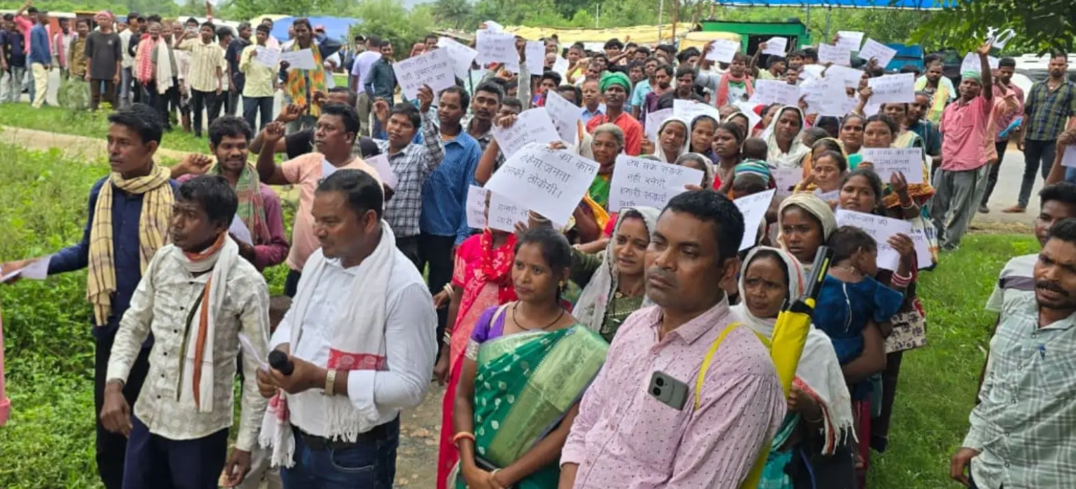 पश्चिमी सिंहभूम के चक्रधरपुर में अधूरी सड़क परियोजना को लेकर आरईओ कार्यालय के बाहर धरना देते ग्रामीण।
