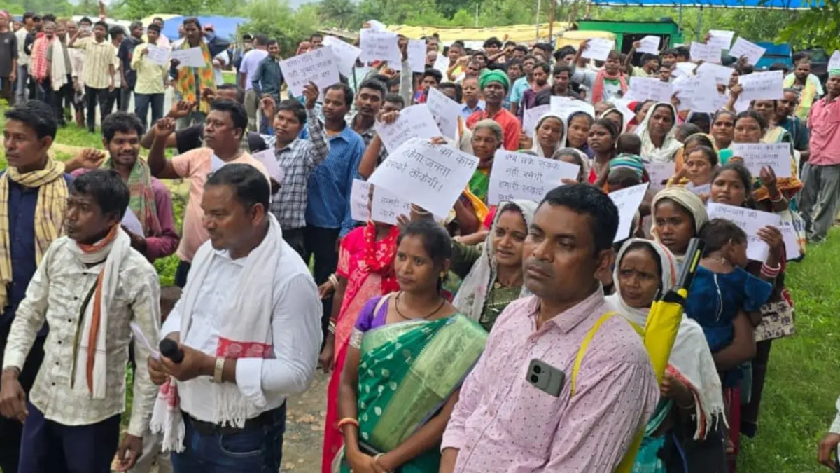 पश्चिमी सिंहभूम के चक्रधरपुर में अधूरी सड़क परियोजना को लेकर आरईओ कार्यालय के बाहर धरना देते ग्रामीण।